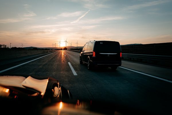 Mercedes V-Class na ceste pri západe slnka