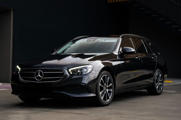 Mercedes E-Class - predný trojštvrťový pohľad