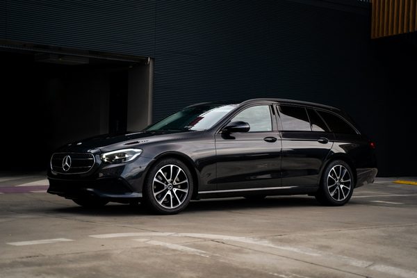 Mercedes E-Class v parkovacom dome