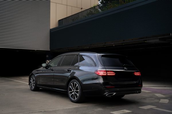 Mercedes E-Class - zadný trojštvrťový pohľad