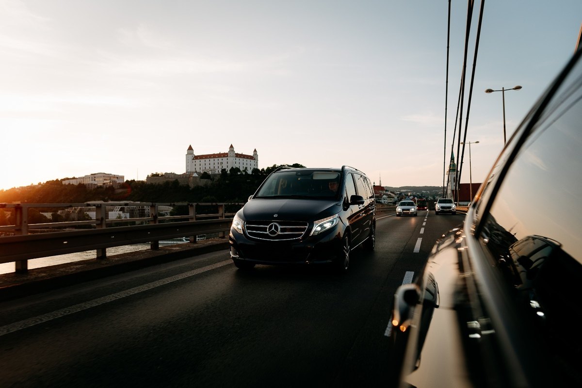 Mercedes V-Class na ceste pod Bratislavským hradom